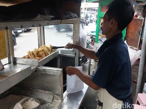 Mencicipi Odading Legendaris di Bandung dan Cerita Penjualnya Mencicipi Odading Legendaris di Bandung dan Cerita Penjualnya