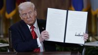 Perang Dagang Trump Berlaku Mulai Hari Ini, Bikin Kacau Dunia!