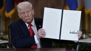 Perang Dagang Trump Berlaku Mulai Hari Ini, Bikin Kacau Dunia!