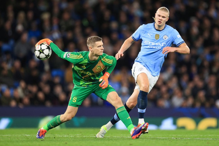 MANCHESTER, ENGLAND - OCTOBER 23: Sparta Prague goalkeeper Peter Vindahl Jensen rolls the ball out while under pressure from Erling Haaland of Manchester City during the UEFA Champions League 2024/25 League Phase MD3 match between Manchester City and AC Sparta Praha at City of Manchester Stadium on October 23, 2024 in Manchester, England. (Photo by Simon Stacpoole/Offside/Offside via Getty Images)