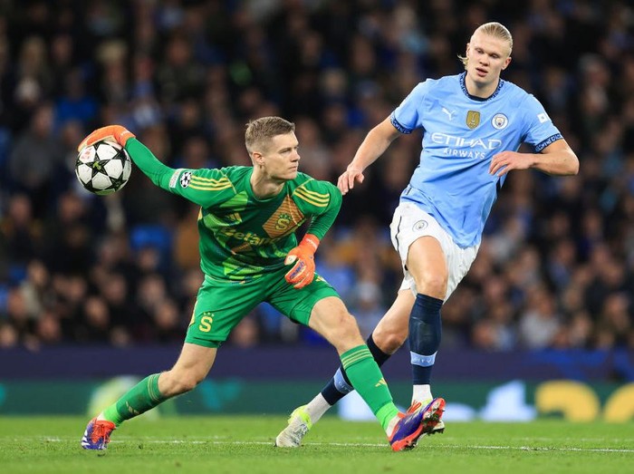 MANCHESTER, ENGLAND - OCTOBER 23: Sparta Prague goalkeeper Peter Vindahl Jensen rolls the ball out while under pressure from Erling Haaland of Manchester City during the UEFA Champions League 2024/25 League Phase MD3 match between Manchester City and AC Sparta Praha at City of Manchester Stadium on October 23, 2024 in Manchester, England. (Photo by Simon Stacpoole/Offside/Offside via Getty Images)