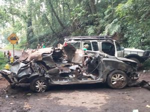 Bangkai Innova dan Pikap Korban Longsor Pacet-Cangar Diangkat dari Jurang