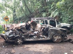 Bangkai Innova dan Pikap Korban Longsor Pacet-Cangar Diangkat dari Jurang