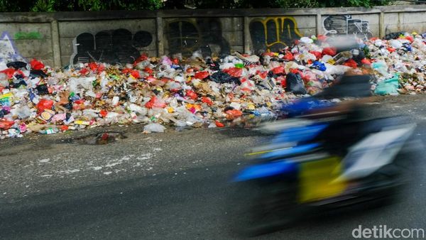 Potret Tumpukan Sampah di Pinggir Jalan Ciputat