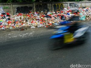 Potret Tumpukan Sampah di Pinggir Jalan Ciputat Potret Tumpukan Sampah di Pinggir Jalan Ciputat