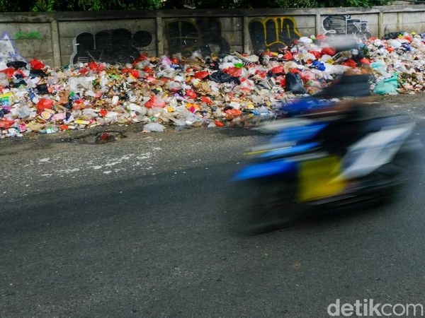 Potret Tumpukan Sampah di Pinggir Jalan Ciputat