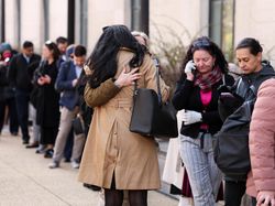 Diwarnai Tangis, 1.300 Pegawai di AS Jadi Korban PHK gegara Efisiensi