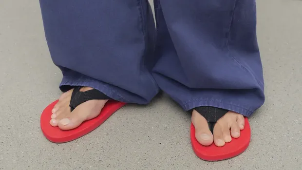 Sandal jepit dari The Row.