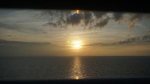 Pemandangan Sunset Cantik dari Atas Kapal Pesiar, Tak Ada Duanya