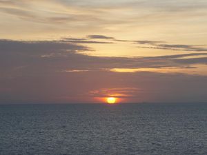 Terbius Sunset Magis Perairan Selat Malaka dari Atas Kapal Pesiar Terbius Sunset Magis Perairan Selat Malaka dari Atas Kapal Pesiar