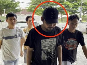 Tampang Lesu Jukir Liar Usai Palak Pemudik Rp 10 Ribu di Pelabuhan Makassar Tampang Lesu Jukir Liar Usai Palak Pemudik Rp 10 Ribu di Pelabuhan Makassar