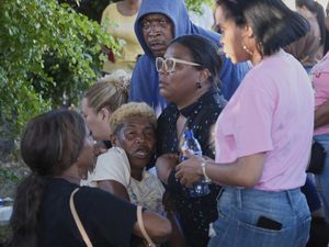 Tangis Pilu Keluarga Korban Runtuhnya Atap Kelab Malam di Dominika