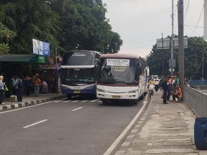 Warga Baru Balik Mudik di Kampung Rambutan: Baru Dapat Tiket-Masih Cuti Warga Baru Balik Mudik di Kampung Rambutan: Baru Dapat Tiket-Masih Cuti