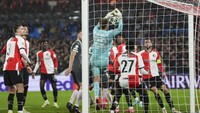 Timon Wellenreuther (Feyenoord) - sudah bikin 41 penyelamatan di Liga Champions musim ini. Foto: AP/Peter Dejong