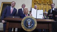 Trump Teken Aturan Genjot Produksi Batu Bara