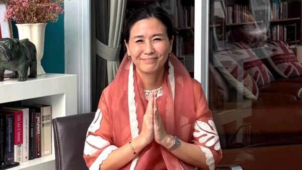 6 Gaya Veronica Tan Ikut Rayakan Lebaran, Anggun Bersahaja dengan Tunik Floral