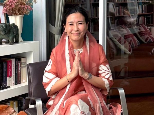 6 Gaya Veronica Tan Ikut Rayakan Lebaran, Anggun Bersahaja dengan Tunik Floral