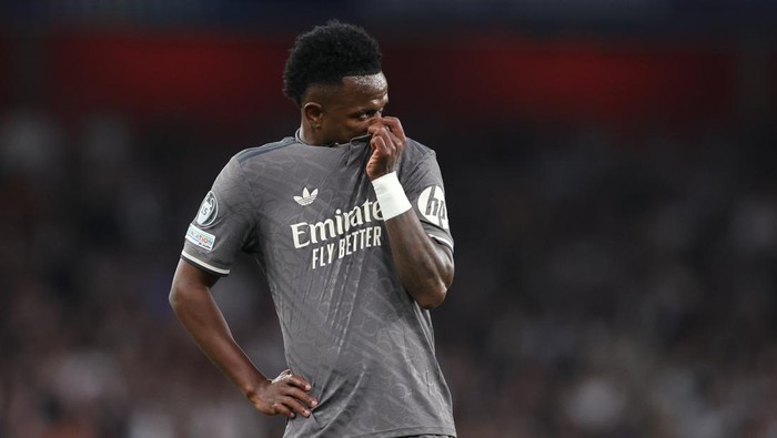 Vinicius Junior LONDON, ENGLAND - APRIL 8: A dejected Vinicius Junior of Real Madrid during the UEFA Champions League 2024/25 Quarter Final First Leg match between Arsenal FC and Real Madrid C.F. at Arsenal Stadium on April 8, 2025 in London, England. (Photo by Catherine Ivill - AMA/Getty Images)