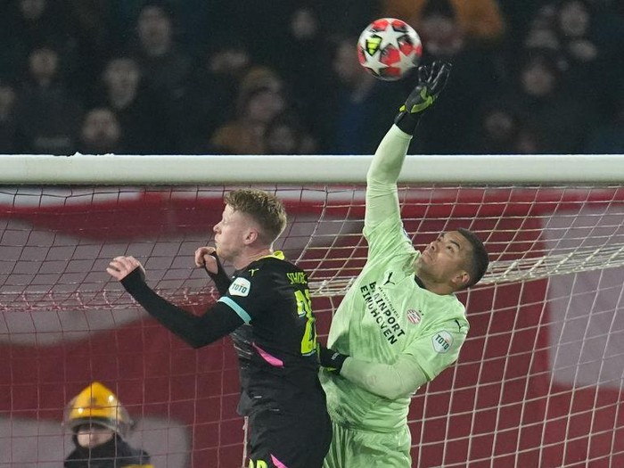MADRID, SPAIN - JANUARY 21: (L-R) Jerdy Schouten of PSV , Walter Benitez of PSV  during the UEFA Champions League  match between Atletico Madrid v Bayer Leverkusen at the Estadio Civitas Metropolitano on January 21, 2025 in Madrid Spain (Photo by Maria Gracia Jimenez/Soccrates/Getty Images)