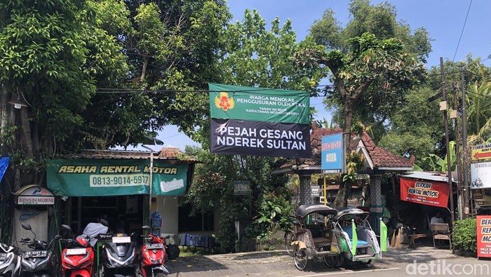 Warga Lempuyangan pasang spanduk tolak penggusuran KAI. Foto diambil Rabu (9/4/2025).
