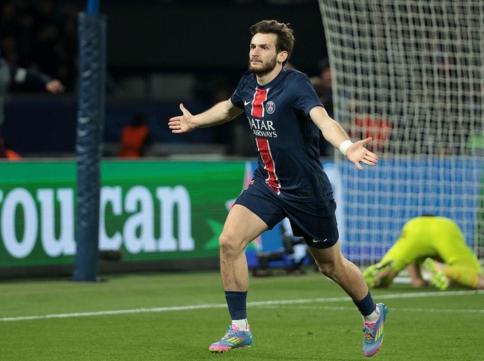 PARIS, FRANCE - APRIL 9: Khvicha Kvaratskhelia of PSG celebrates his goal while goalkeeper of Aston Villa Emiliano Martinez lies down during the UEFA Champions League 2024/25 Quarter Final First Leg match between Paris Saint-Germain (PSG) and Aston Villa FC at Parc des Princes stadium on April 9, 2025 in Paris, France. (Photo by Jean Catuffe/Getty Images)
