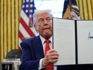 Kebijakan Baru Donald Trump: Tarif Film Non-AS 100% Kebijakan Baru Donald Trump: Tarif Film Non-AS 100%