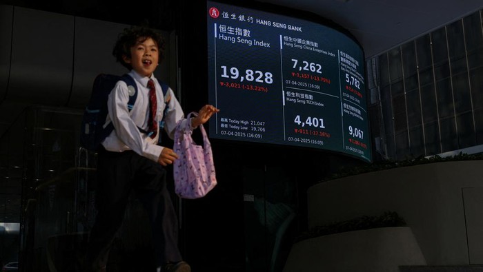 A screen displays the closing Hang Seng Index at Central district, in Hong Kong, China, April 7, 2025. REUTERS/Tyrone Siu