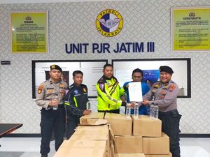 Penyelundup 1.072 Botol Miras di Tol Sumo Bakal Kena Tipiring Penyelundup 1.072 Botol Miras di Tol Sumo Bakal Kena Tipiring