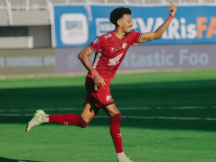 Bek PSM Makassar Aloisio Neto selebrasi usai mencetak gol ke gawang Semen Padang dalam laga Liga 1 2024/2025 di Stadion Gelora BJ Habibie.
