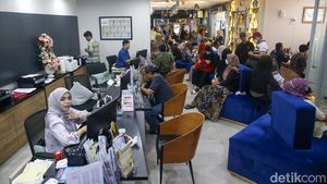 Berburu Emas, Warga Antre di Butik LM Antam Pulogadung