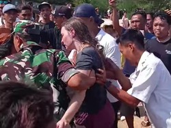 Dramatisnya Bule Jerman Tolong 3 Santri Terseret Ombak Pantai Balekambang