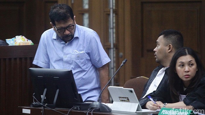 Zarof Ricar (baju biru) bareng  ibunda Ronald Tannur, Meirizka Widjaja (batik coklat) serta pengacara Ronald, Lisa Rachmat kembali mengikuti sidang lanjutan di Pengadilan Tipikor, Jakarta, Kamis (10/5/2025) dengan jadwal investigasi saksi-saksi. Sebanyak 6 orang dimintai pemberitahuan  yakni Jurusita pengganti Pengadilan Negeri (PN) Surabaya,
