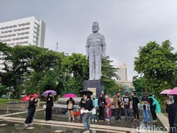 Puluhan Orang Demo Cabut UU TNI di Bawah Guyuran Hujan Taman Apsari