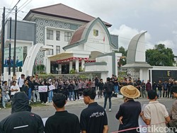 Aliansi Masyarakat Lombok Timur Geruduk DPRD, Tuntut UU TNI Dicabut