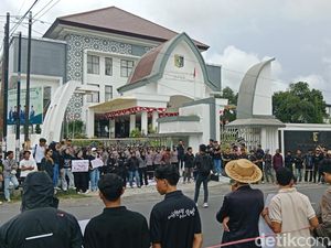 Aliansi Masyarakat Lombok Timur Geruduk DPRD, Tuntut UU TNI Dicabut Aliansi Masyarakat Lombok Timur Geruduk DPRD, Tuntut UU TNI Dicabut
