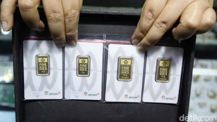 Emas Antam Tembus Rp 1,84 Juta/gram Pedagang memamerkan emas Antam di etalase toko emas, Cikini, Jakarta, Kamis (10/5/2025).