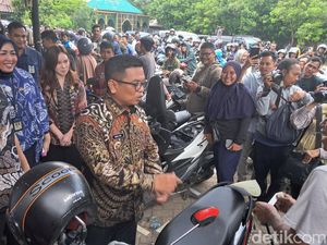 Andra Soni Tinjau Pemutihan Pajak di Samsat Serang, Minta Petugas Ditambah