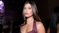 Foto Hailey Bieber dengan Gaun Cutout Saint Laurent, Justin Bieber Terpesona