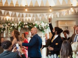 40 Lagu Karaoke Pernikahan yang Cocok untuk Meriahkan Acara