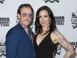 Video Detik-detik Istri Bassis Weezer Ditembak Polisi