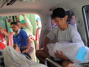 Momen Jenazah Al Fatih Balita Korban Laka Panther Vs Bus Dibopong Paman Momen Jenazah Al Fatih Balita Korban Laka Panther Vs Bus Dibopong Paman