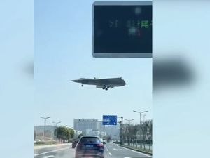 Jet Tempur Misterius China Mengudara, Mesin Tiga dan Tanpa Ekor Jet Tempur Misterius China Mengudara, Mesin Tiga dan Tanpa Ekor