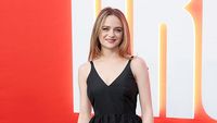 5 Gaya Joey King Pakai Gaun Harga Terjangkau, Tetap Terlihat Glamor