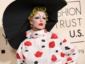 Foto: Julia Fox Dandan Menor Bak Badut, Hampir Tak Dikenali di Karpet Merah