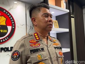 Sekelompok OTK Lempar-Bakar 2 Motor Polisi saat Gerebek Narkoba di Medan Sekelompok OTK Lempar-Bakar 2 Motor Polisi saat Gerebek Narkoba di Medan