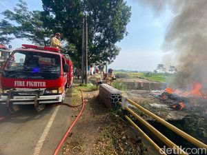 Gudang Kain Perca di Tasik Ludes Tak Tersisa Dilalap Api Gudang Kain Perca di Tasik Ludes Tak Tersisa Dilalap Api