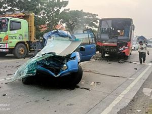 Petaka Panther Pengantar Jemaah Umrah, Seisi Mobil Tewas Ditabrak Bus Petaka Panther Pengantar Jemaah Umrah, Seisi Mobil Tewas Ditabrak Bus