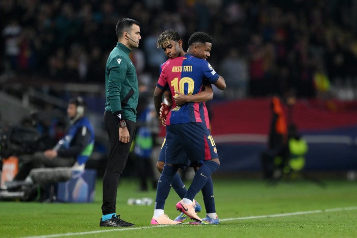 Lamine Yamal Minta Ditarik Keluar Agar Ansu Fati Bisa Main? BARCELONA, SPAIN - APRIL 09: Ansu Fati of FC Barcelona high fives team mate Lamine Yamal as he is substituted on to make his return following injury during the UEFA Champions League 2024/25 Quarter Final First Leg match between FC Barcelona and Borussia Dortmund at Estadi Olimpic Lluis Companys on April 09, 2025 in Barcelona, Spain. (Photo by David Ramos/Getty Images)