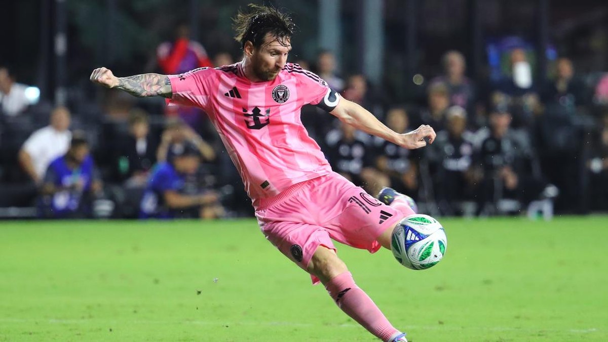 Lionel Messi dengan seragam Inter Miami. (Foto: Getty Images/Leonardo Fernandez)