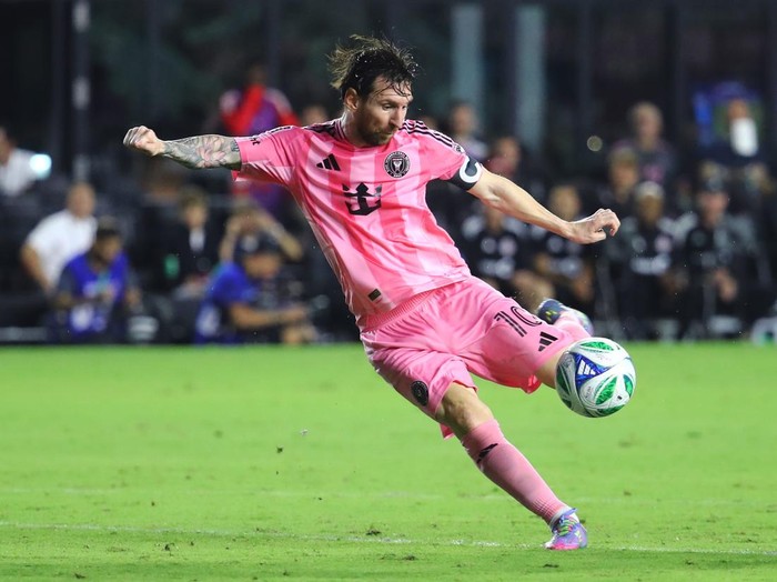 Lionel Messi FORT LAUDERDALE, FLORIDA - APRIL 06: Lionel Messi #10 of Inter Miami CF scores the teams first goal during the MLS match between Inter Miami CF and Toronto FC at Chase Stadium on April 06, 2025 in Fort Lauderdale, Florida. (Photo by Leonardo Fernandez/Getty Images)